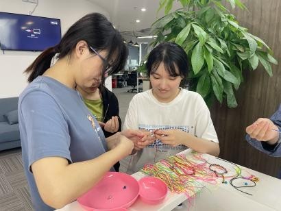 暖心过端午，彩绳表心意
