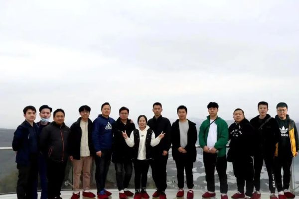 阳光正好，莫负韶华；一路向前，未来可期